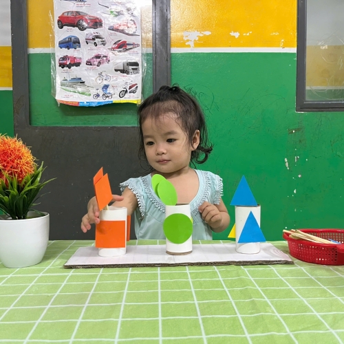 Lớp mầm phân biệt hình học