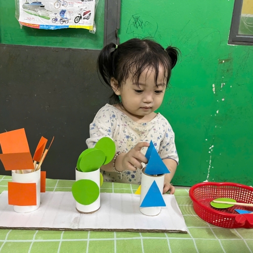 Lớp mầm phân biệt hình học