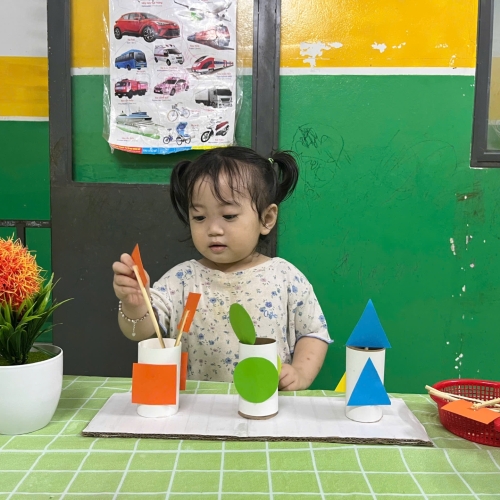 Lớp mầm phân biệt hình học