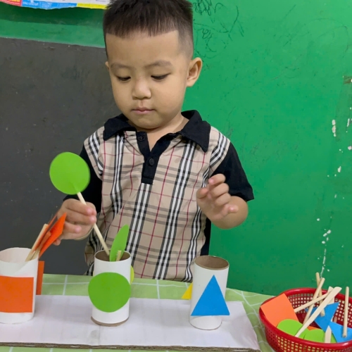 Lớp mầm phân biệt hình học