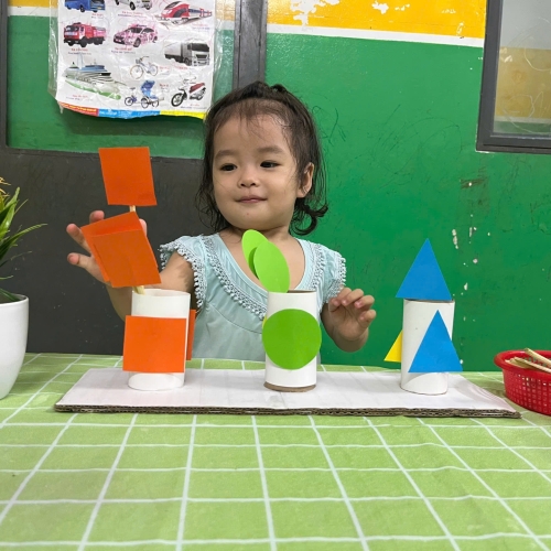 Lớp mầm phân biệt hình học