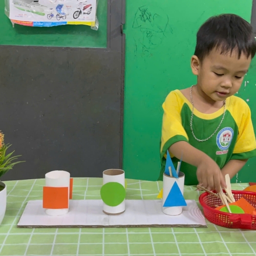 Lớp mầm phân biệt hình học