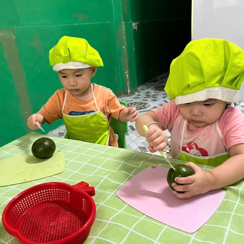 Bé trải nghiệm vắt nước cam