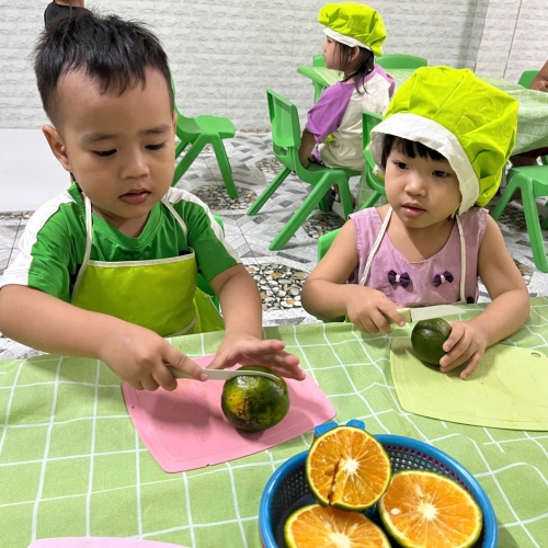 Bé trải nghiệm vắt nước cam