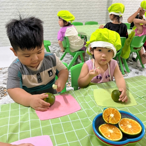 Bé trải nghiệm vắt nước cam