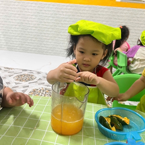 Bé trải nghiệm vắt nước cam