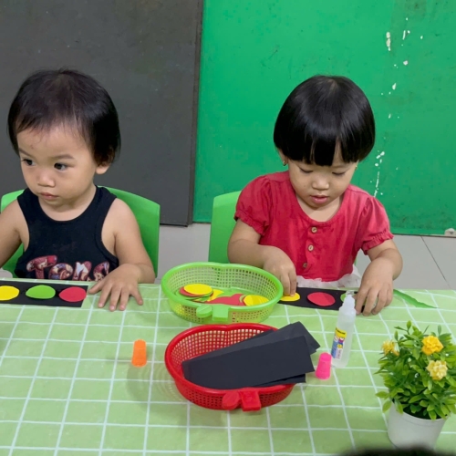 Bé làm đèn giao thông