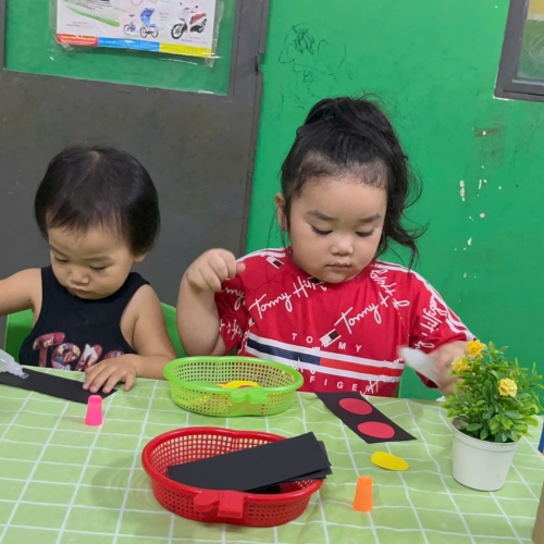 Bé làm đèn giao thông