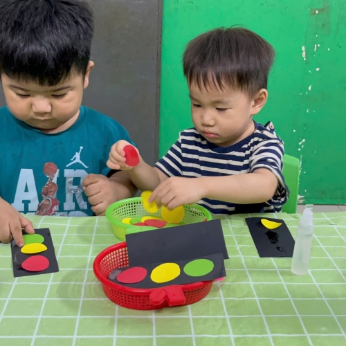 Bé làm đèn giao thông