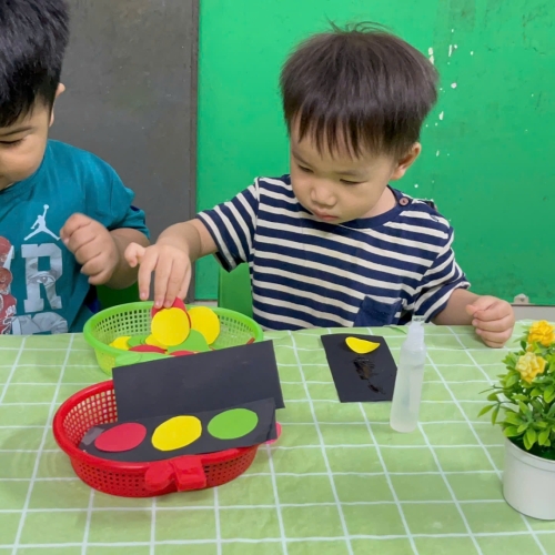 Bé làm đèn giao thông