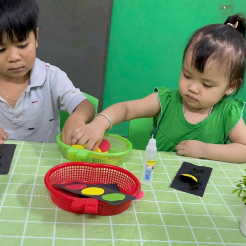 Bé làm đèn giao thông