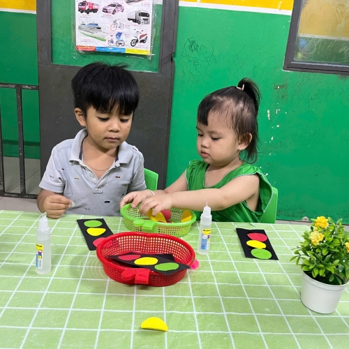 Bé làm đèn giao thông