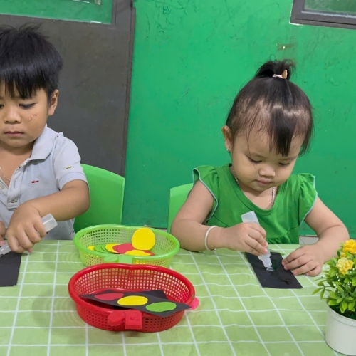 Bé làm đèn giao thông