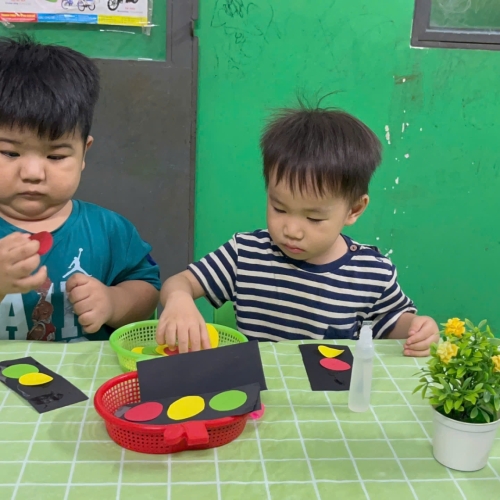 Bé làm đèn giao thông