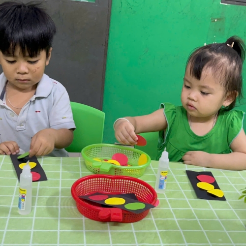 Bé làm đèn giao thông