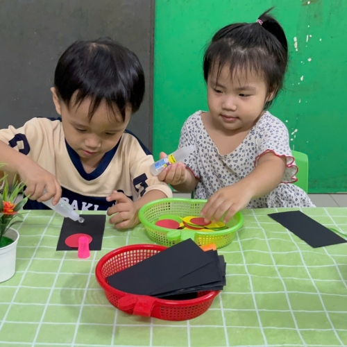 Bé làm đèn giao thông