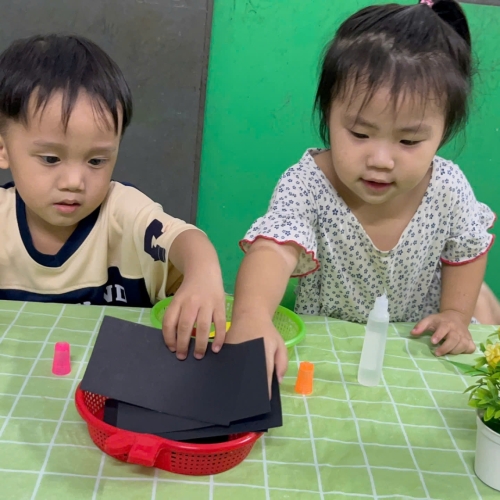 Bé làm đèn giao thông