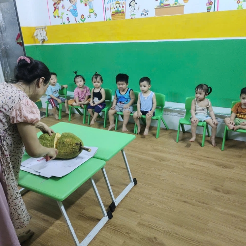 Bé khám phá quả mít