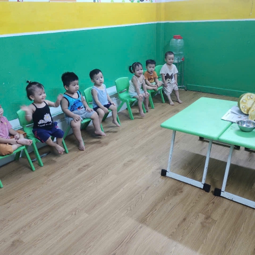 Bé khám phá quả mít