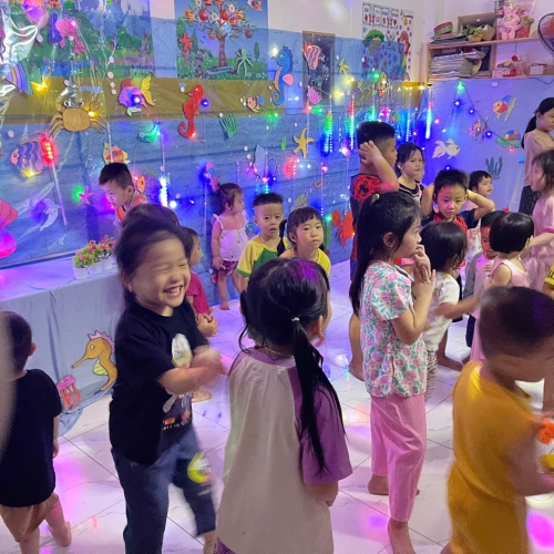 Du ngoạn Thủy cung lung linh