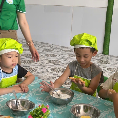 Bé làm bánh mì nướng