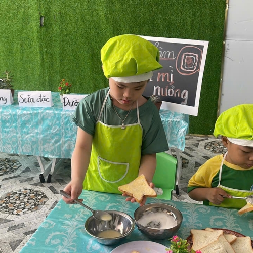 Bé làm bánh mì nướng