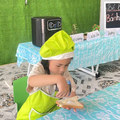 Bé làm bánh mì nướng
