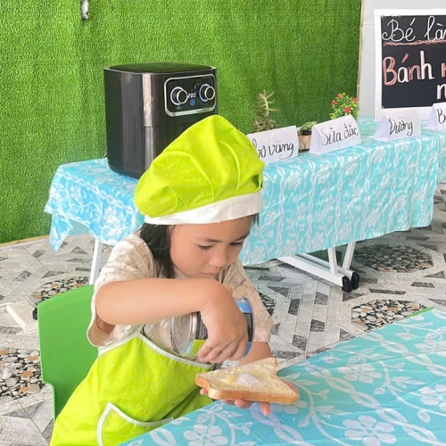 Bé làm bánh mì nướng