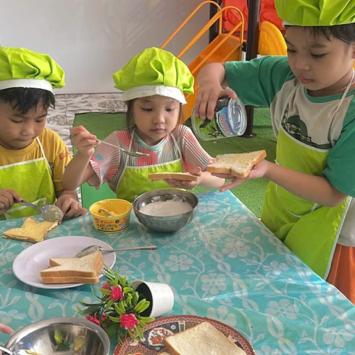 Bé làm bánh mì nướng