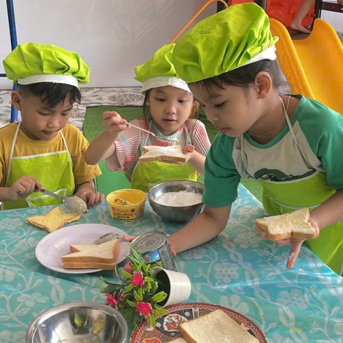 Bé làm bánh mì nướng