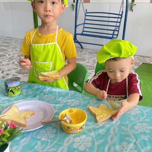 Bé làm bánh mì nướng