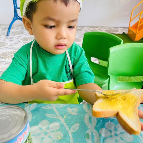 Bé làm bánh mì nướng