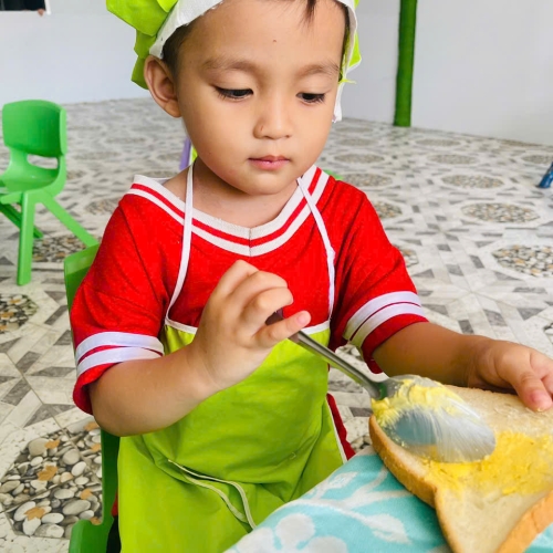 Bé làm bánh mì nướng