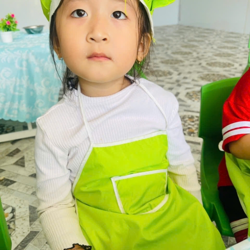 Bé làm bánh mì nướng