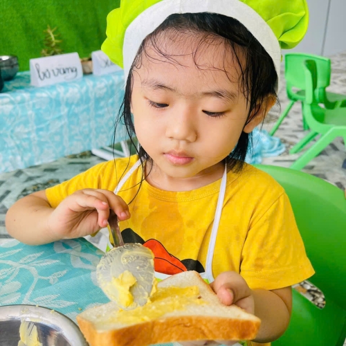 Bé làm bánh mì nướng