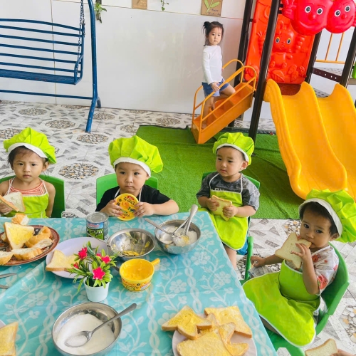 Bé làm bánh mì nướng