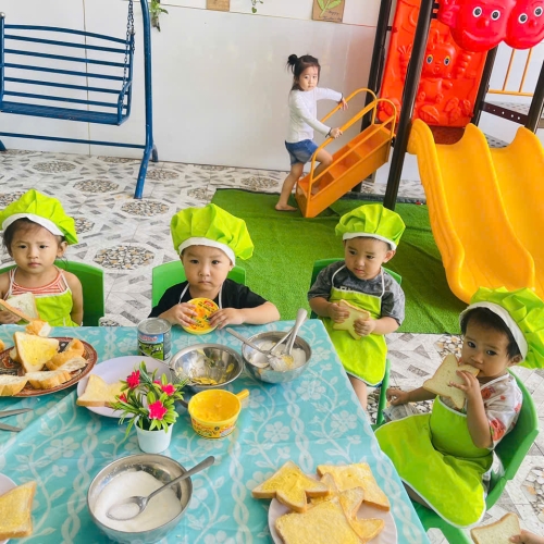 Bé làm bánh mì nướng