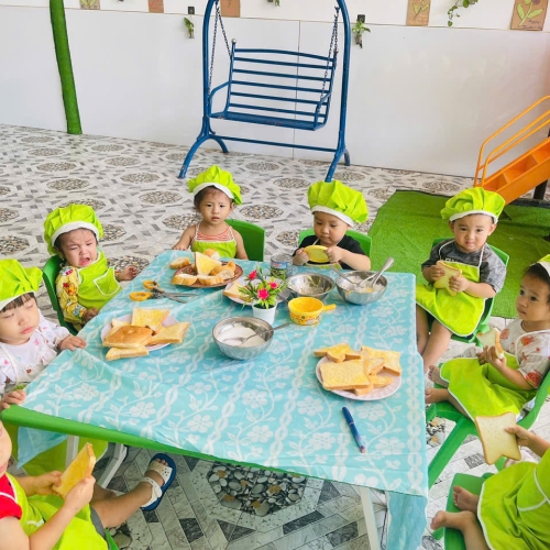 Bé làm bánh mì nướng