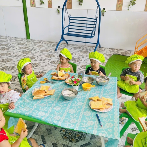 Bé làm bánh mì nướng