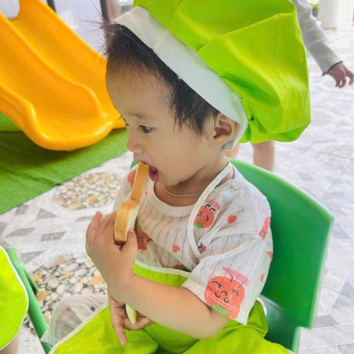 Bé làm bánh mì nướng