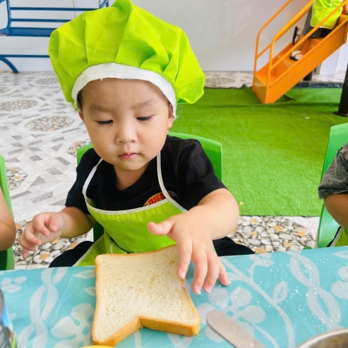 Bé làm bánh mì nướng