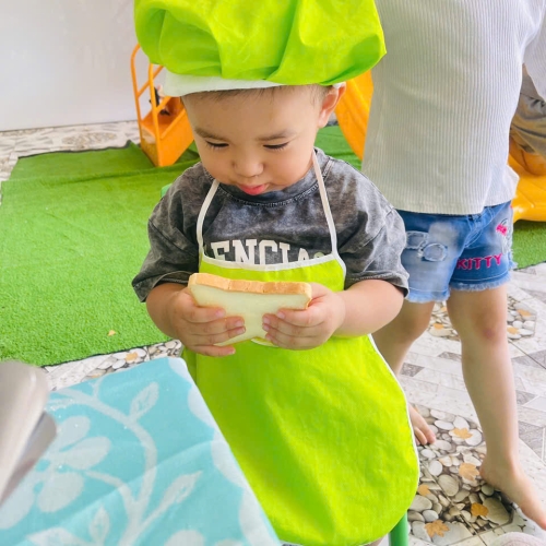 Bé làm bánh mì nướng