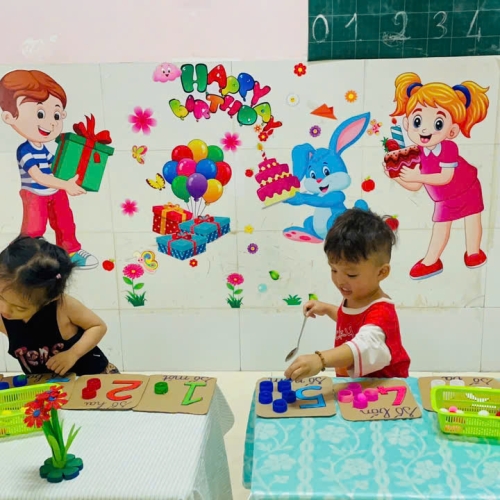 Bé xúc hạt và tập đếm số