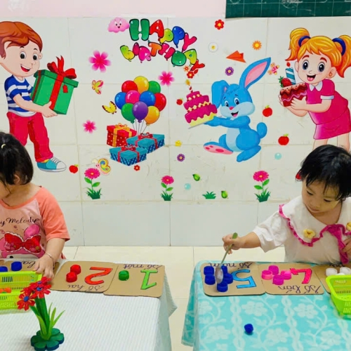 Bé xúc hạt và tập đếm số