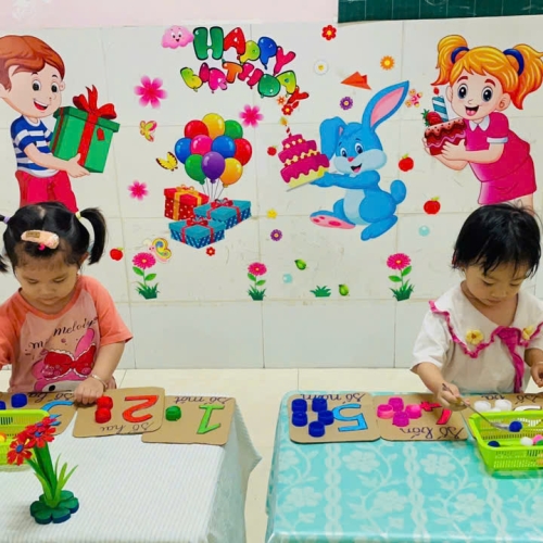 Bé xúc hạt và tập đếm số