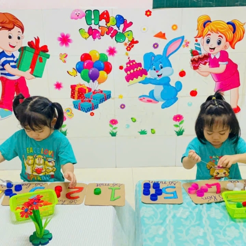 Bé xúc hạt và tập đếm số