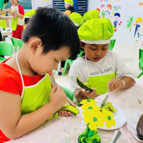 Bé làm kem bơ sầu riêng