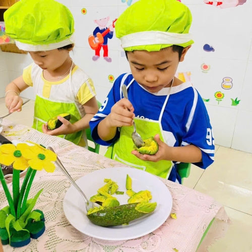 Bé làm kem bơ sầu riêng