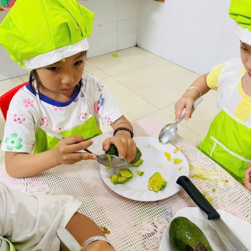 Bé làm kem bơ sầu riêng