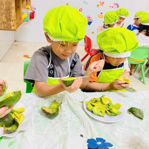 Bé làm kem bơ sầu riêng